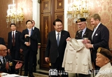네덜란드에서 한국전 참전용사 만나 '영웅의 제복' 전달