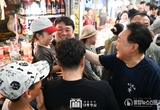 尹 대통령, 휴가 첫날 상인과 생선 요리법 대화 후 넉넉히 구매 지시