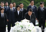 국립서울현충원을 찾아 육영수 여사의 묘역을 참배