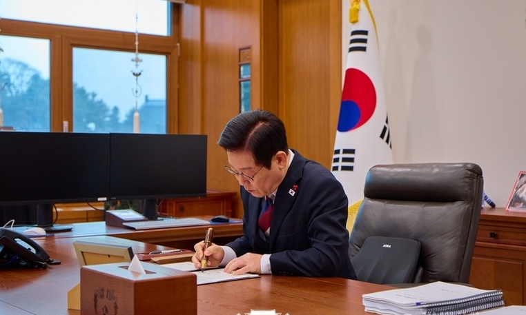 이재명 대통령 청와대 첫 출근, ‘실용주의·국민 소통’ 국정 운영 본격화