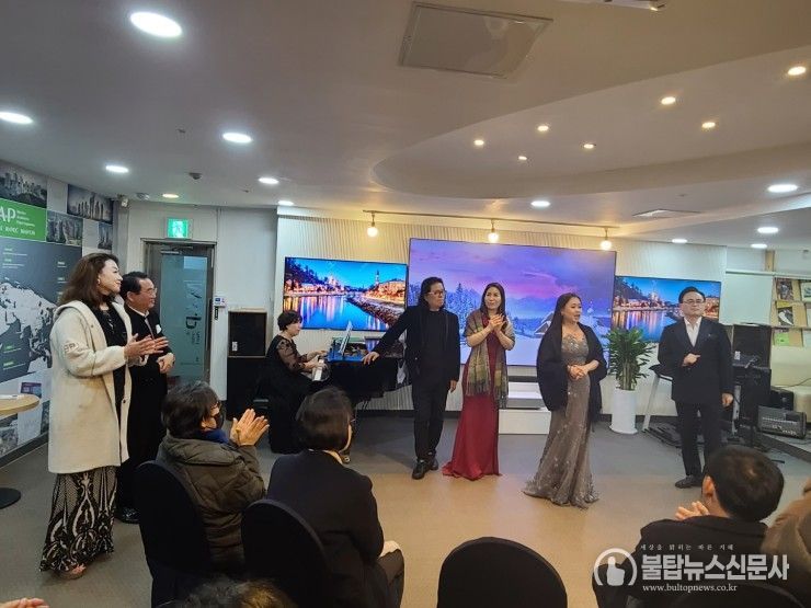살롱 콘서트 무대에서 함께 뛰는 성악가들