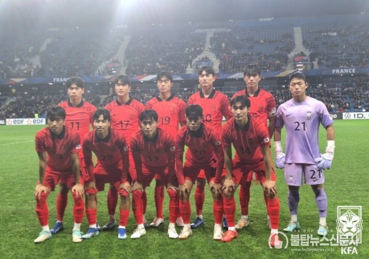 황선홍 감독이 이끄는 올림픽 대표팀이 오는 14일부터 튀르키예 전지훈련에 나선다. 사진은 지난 프랑스 원정 평가전에 출전한 선수단의 모습.