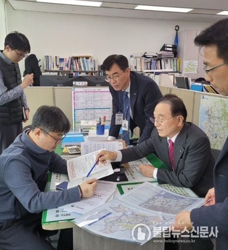 박상돈 천안시장이 지난 22일 국토교통부를 방문해 지역 현안에 대한 협조를 요청하고 있다.