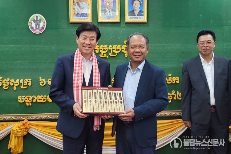 금산군-반테이민체이주 우호 교류 의향서 체결 기념사진