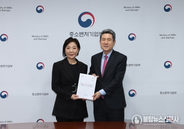 이강덕 포항시장은 지난 5일 중소기업기술정보진흥원에서 오영주 중소벤처기업부 장관을 만나 글로벌 혁신특구 공모에 포항시가 반드시 선정될 수 있도록 적극 건의했다.