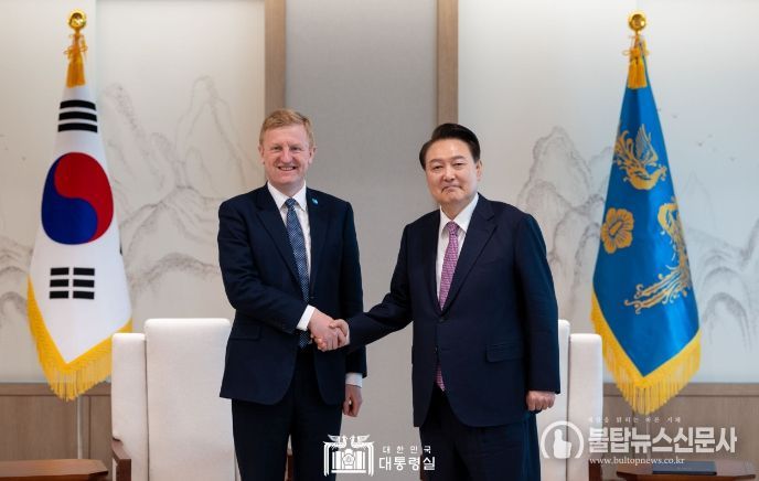 3월 20일 윤석열 대통령은 제3차 민주주의 정상회의 참석차 방한한 「올리버 다우든(Oliver Dowden)」 영국 부총리를 접견했다.