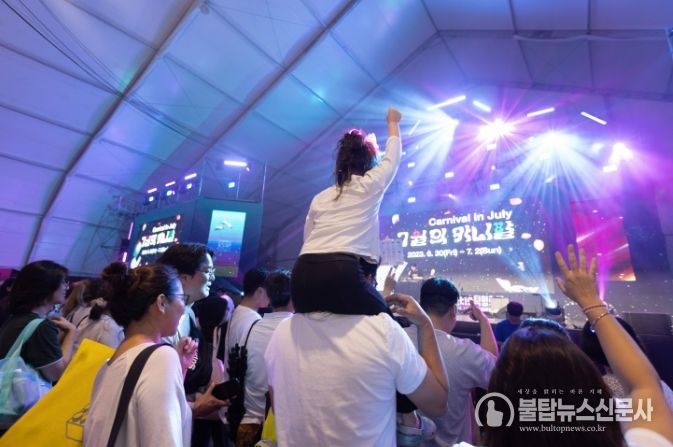 BIFAN 시민참여 프로그램 중 하나인 ‘승천나이트’ 에 시민들이 참여해 흥겨운 시간을 보내고 있다.