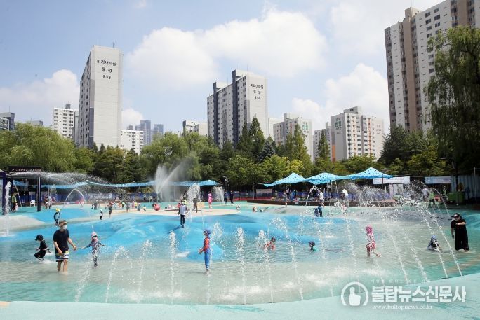 중앙공원 물놀이장에서 아이들이 시원한 물줄기를 맞으며 더위를 놀이하고 있다.