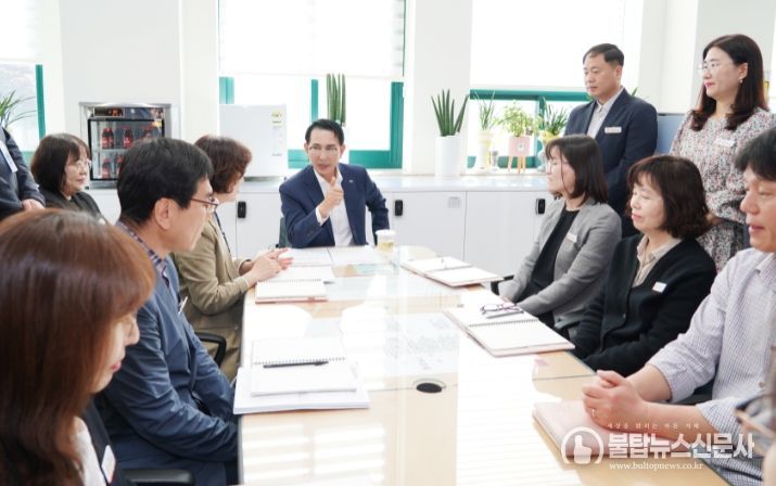 이완섭 서산시장이 3일 시청 종합민원실에서 민원 업무 담당 직원과 간담회를 가졌다.