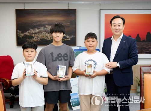 통영시 녹색어머니 연합회 한산대첩 퍼레이드 참가팀 “꿈과 희망을 선물” 성금 100만원 기탁