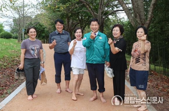 이상근 고성군수, 남산공원 맨발걷기길 준공 전 현장점검