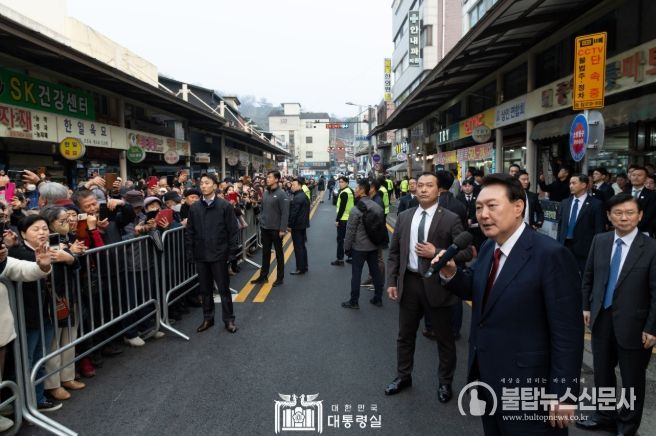 12월 2일 윤석열 대통령은 공주산성시장을 방문해 시장 상인 및 지역 소상공인을 격려했다.