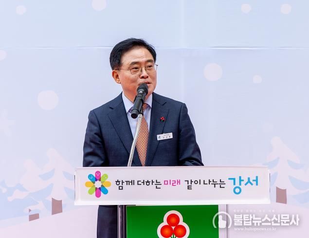 진교훈 서울 강서구청장이 강서구청 앞마당에서 열린(‘2025 희망온돌 따뜻한 겨울나기 사업 선포식’에서 인사말을 하고 있다.