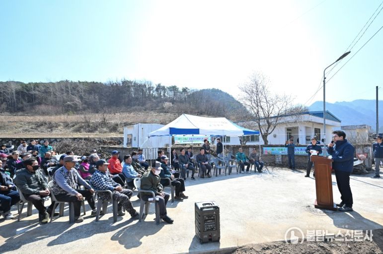 김광열 영덕군수가 배추․양배추 신형정식기 시연회에 참석해 농업 선진화에 대해 발언하고 있다.