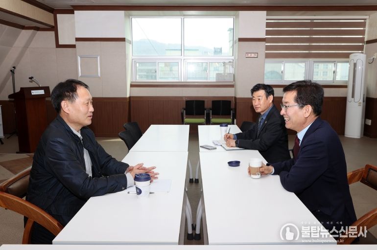 윤건영 충북교육감, 노사상생 소통 행보