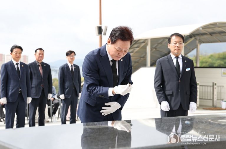 경남도, 4.19혁명 65주년 맞아 국립3·15민주묘지 참배