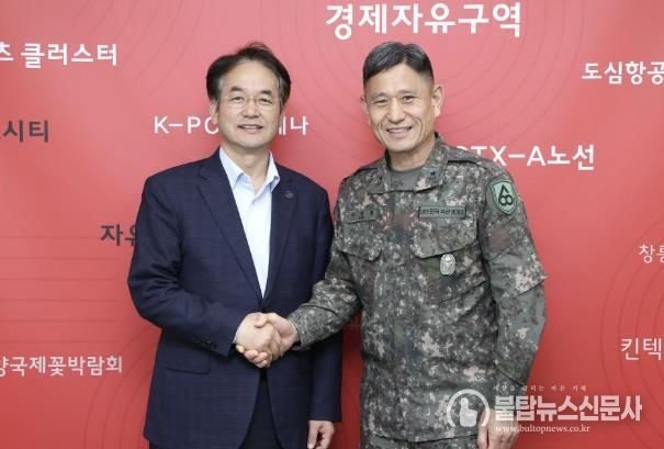 이동환 시장(왼쪽)과 이명철 60사단장(오른쪽)이 악수하며 기념촬영 하고 있다.