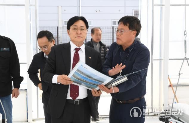 강화군, 지방소멸대응기금 내년도 투자계획 수립 박차 올해 투자사업 로컬 팜 빌리지 공사현장에 방문한 박용철 군수