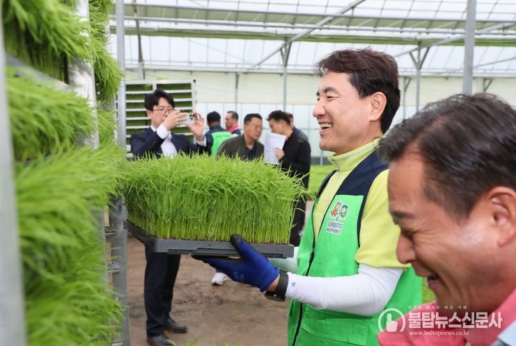 김진태 지사, 5월 도민속으로 모내기 일일농부 변신