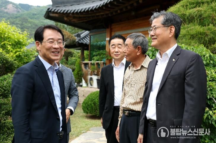 강진원 강진군수와 지방소멸대응 우수 사례인 강진 현장을 찾은 한국지방재정공제회 정선용 이사장이 의견을 교환하고 있다.