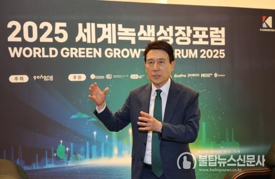 세계녹색성장포럼 현장에서의 이강덕 포항시장.