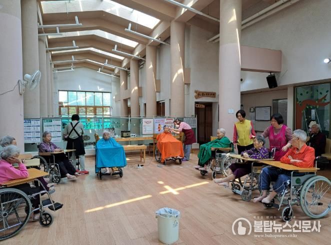 “손끝에서 피어난 나눔” 고창군 여성회관, 사랑의 이·미용 봉사