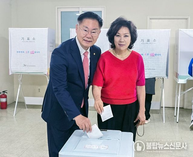 이른 아침 줄 선 김재욱 칠곡군수,“투표는 국민의 책임입니다”