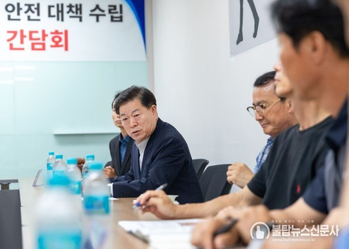 박승원 광명시장이 지난 11일 트리우스광명 입주자대표회의실에서 열린 광명초 통학로 관련 간담회에서 발언하고 있다.