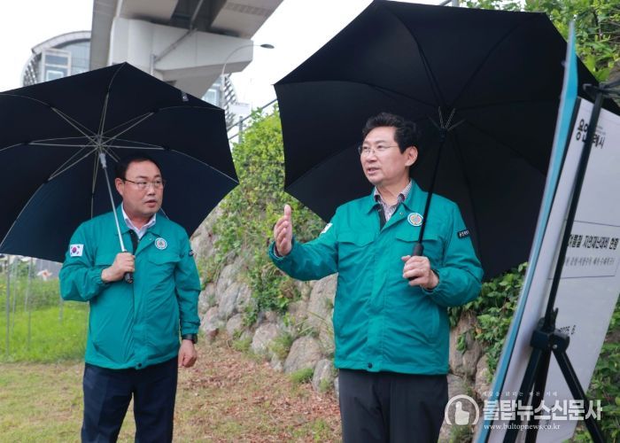 25일 금학천에서 이상일 시장이 준설사업 현장을 시찰하고 있다