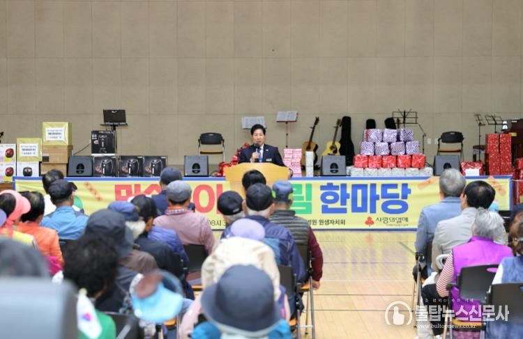 고흥군, 2025년 소록도 주민 어울림 한마당 성료 (1) - 공영민 고흥군수가 지난 23일 국립소록도병원 복합문화센터에서 열린 ‘소록도 주민 어울림 한마당’ 행사에서 축사를 하고 있다