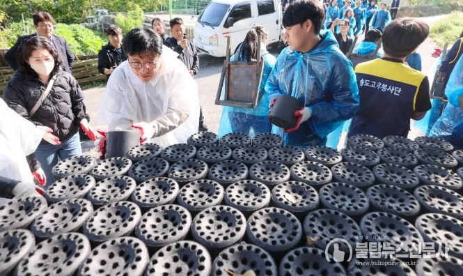 이웃에 온기를 전하는사랑더함 연탄봉사에 동행