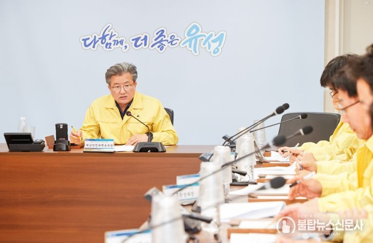 28일 진행된 '2025 재난대응 안전한국훈련'에서 정용래 유성구청장이 토론 훈련을 진행하고 있다.