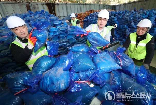 박희조 동구청장이 대별동 제설창고에서 모래주머니를 나르며 제설자재 준비상황을 점검하고 있다.