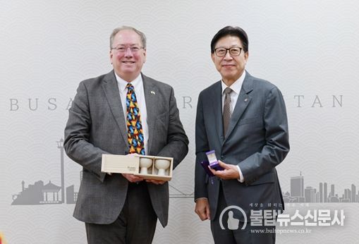 박형준 시장, '마이클 마이넬리' 영국 지옌 회장 접견