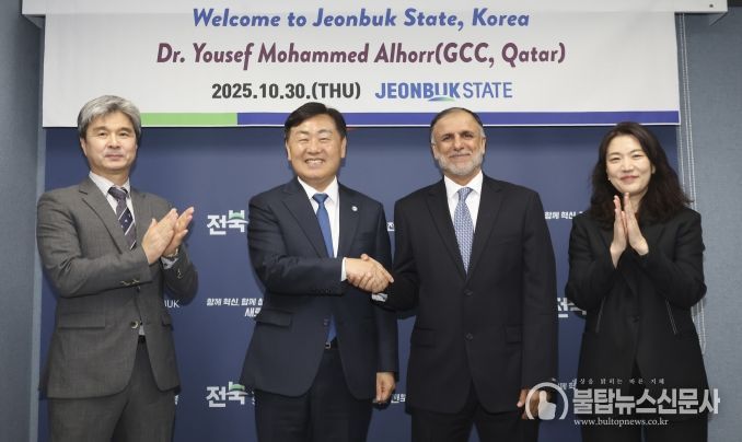 30일 서울 전북특별자치도 중앙협력본부에서 김관영 도지사가 유세프 모하메드 알호르 카타르 글로벌탄소위원회(GCC·Global Carbon Council) 의장과 탄소중립 및 지속가능 인프라 구축을 위한 협력 방안을 논의하고 기념촬영을 하고 있다