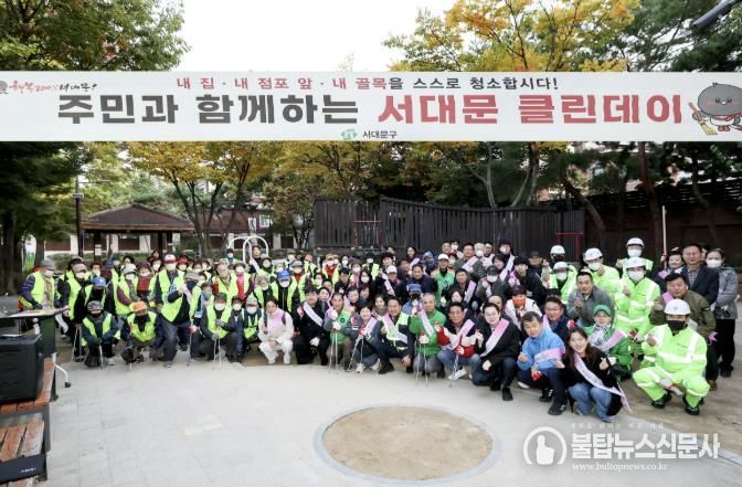 30일 연희로 일대에서 서대문구 10월 ‘클린데이’ 행사가 열린 가운데 이성헌 구청장(앞줄 오른쪽 여섯 번째)과 주민, 환경공무관, 공무원 등 참석자들이 기념 촬영을 하고 있다.