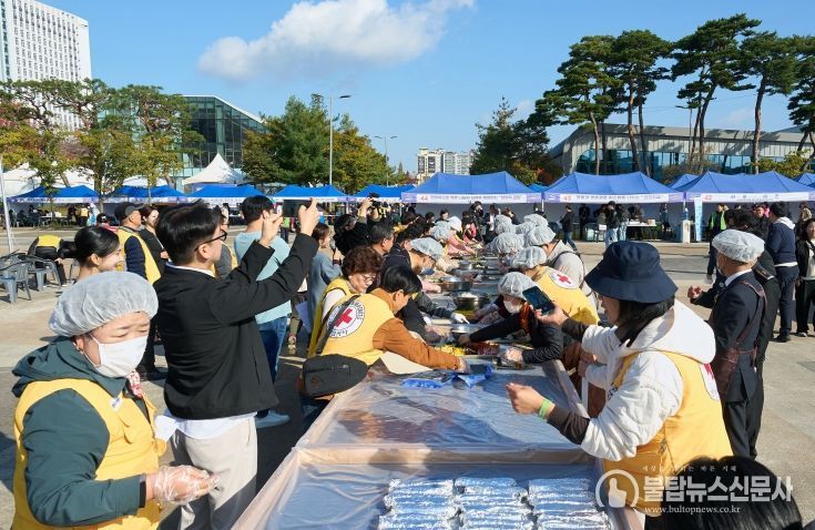 천안시는 지난 1일 천안종합운동장 오륜문광장 일원에서 ‘2025 천안시자원봉사페스티벌’을 개최했다.