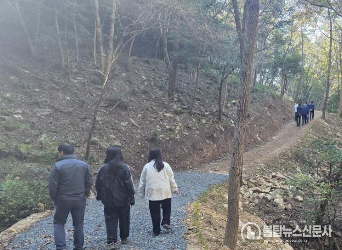 트레킹길을 즐기는 이용객들의 모습