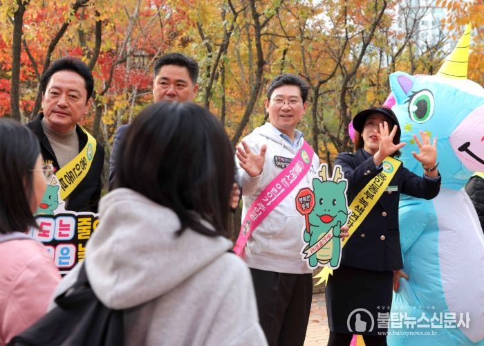 이상일 용인특례시장은 6일 용인백현초에서 열린 어린이 교통안전 캠페인에 참여했다
