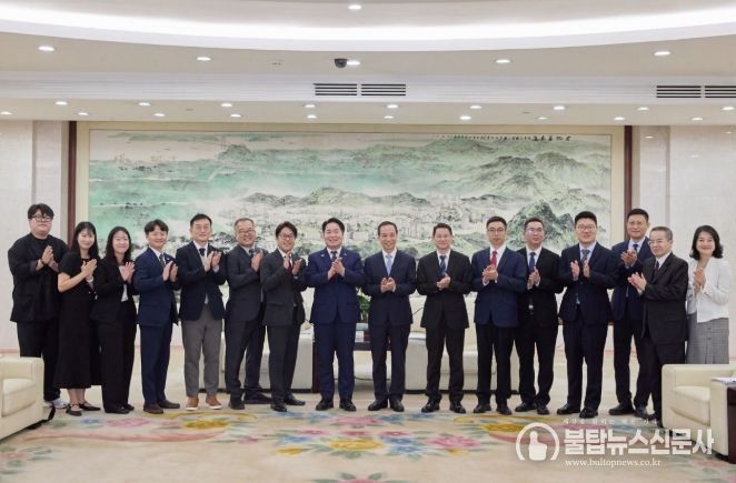 동관시 방문 기념 단체사진