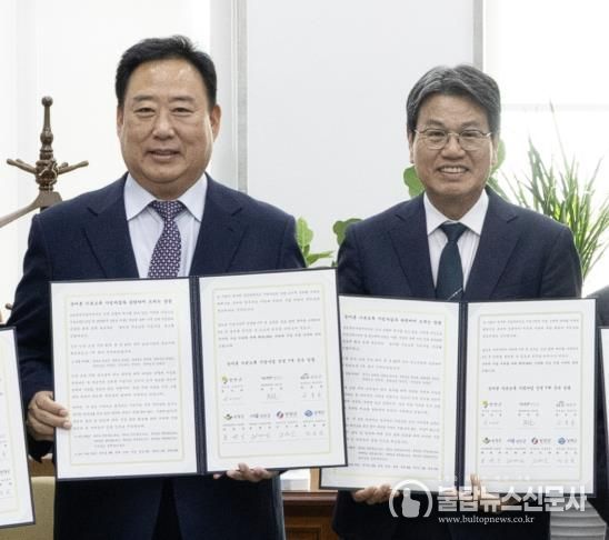 지난 7일 국회를 방문한 김돈곤 군수가 농림축산식품해양수산위원회 어기구 위원장을 만나 농어촌 기본소득 시범사업의 국비 비율 상향을 건의하고 있다.