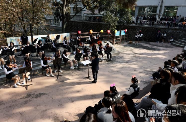 울산여자상업고 학생들이 14일 교내 야외무대에서 열린 '창포 숲 작은 음악회'에서 오케스트라 연주를 하고있다