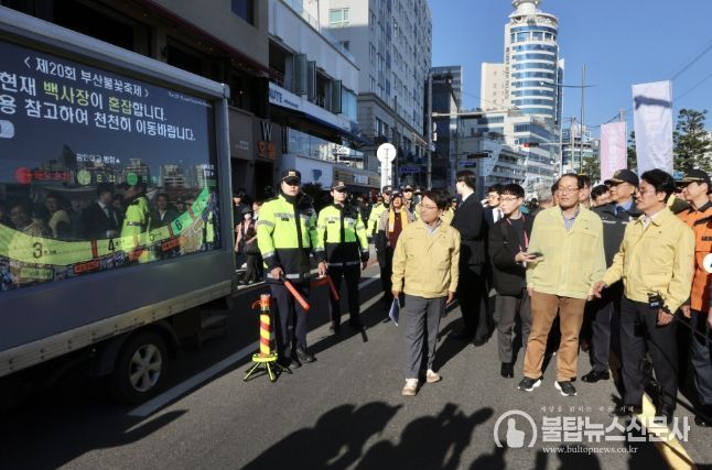 김민석 국무총리가 15일 부산 광안리해수욕장 일대를 돌아보며 부산 불꽃축제 안전관리상황을 점검하고 있다.(국무총리실)