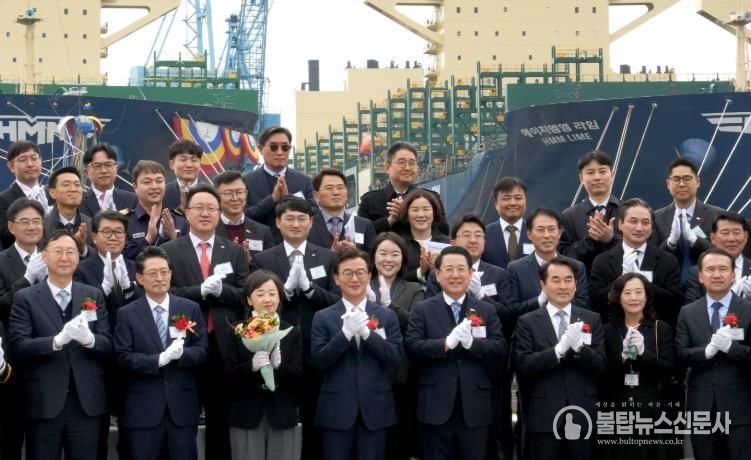 메탄올 이중연료추진 컨테이너 운반선인 HMM사의 ‘클로버(CLOVER)호’ 명명식 행사가 20일 영암 삼호읍 HD 현대삼호에서 열린 가운데 김영록 전남도지사, 전재수 해양수산부장관, 최원혁 HMM 대표이사, 김재을 HD현대삼호 사장 등 주요 내빈과 기념촬영을 하고 있다.