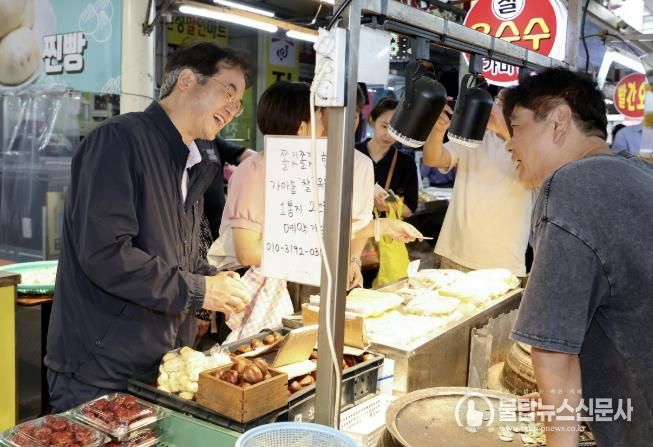 원당시장을 찾아 상인들의 목소리를 듣고 민생 살피는 이동환 고양특례시장