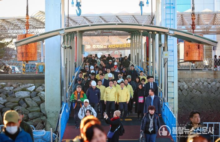 김민석 국무총리가 21일 동절기 해양안전사고 예방 점검차 인천 중구 연안여객터미널을 방문, 이용실태를 확인하고 있다.