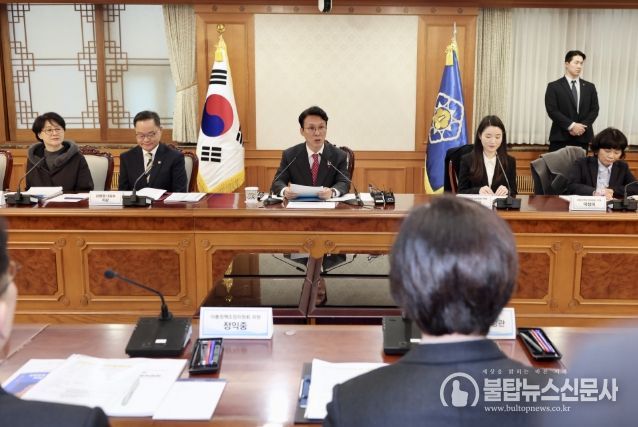 김민석 국무총리가 25일 세종대로 정부서울청사에서 열린 아동정책조정위원회를 주재하고 있다.