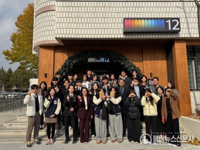 지난 26일 햇살문화캠퍼스 복합문화공간에서 열린 지역 내 고등학교 교사·학생회와의 오찬 간담회 참석자 단체 사진