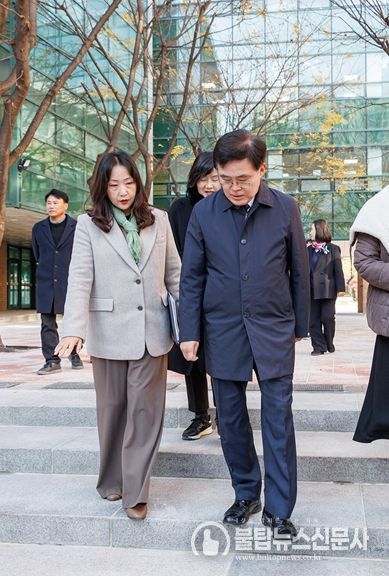 진교훈 서울 강서구청장(오른쪽)이 공항중학교를 찾아 학교 관계자, 학부모 등과 함께 노후 시설물 보수공사 상태를 살펴보고 있다.