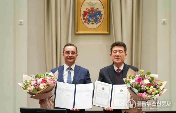 포항시는 지난 28일(현지시간) 헝가리 제2의 도시 데브레첸시와 배터리 산업을 중심으로 한 미래 신산업 협력 및 인재·문화 교류 확대를 위한 우호교류 협약(MOU)을 체결했다.